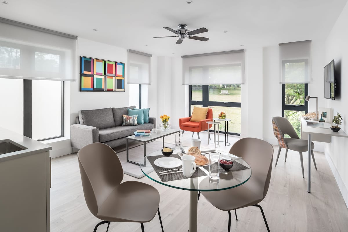 Executive 1 Bedroom Suite with Sofa Bed | Aire de séjour | Téléviseur à DEL de 32 po avec télévision numérique, téléviseur