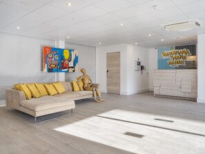 Coin salon dans le hall