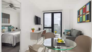 Un apartamento moderno con balcón, comedor y sala de estar.