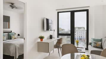 Suite, 1 camera da letto (with Balcony or Terrace) | Area soggiorno | TV LED, docking station per iPod