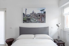 2 bedrooms, in-room safe, desk, iron/ironing board - Roman Residenza: Bright, Quiet,  Modern Apt. in Central Rome. (Roma)