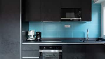 Réfrigérateur, micro-ondes, four, plaque de cuisson