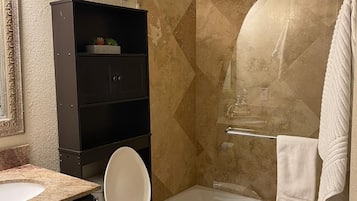 Kombination af bruser/badekar, hårtørrer, håndklæder, Toiletpapir