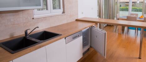 Apartamento Deluxe, 4 habitaciones | Cocina privada | Frigorífico, microondas, horno y placa de cocina