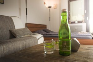 公寓, 1 间卧室 | 客厅 | 42-英寸纯平电视 （配备有线频道）、液晶电视