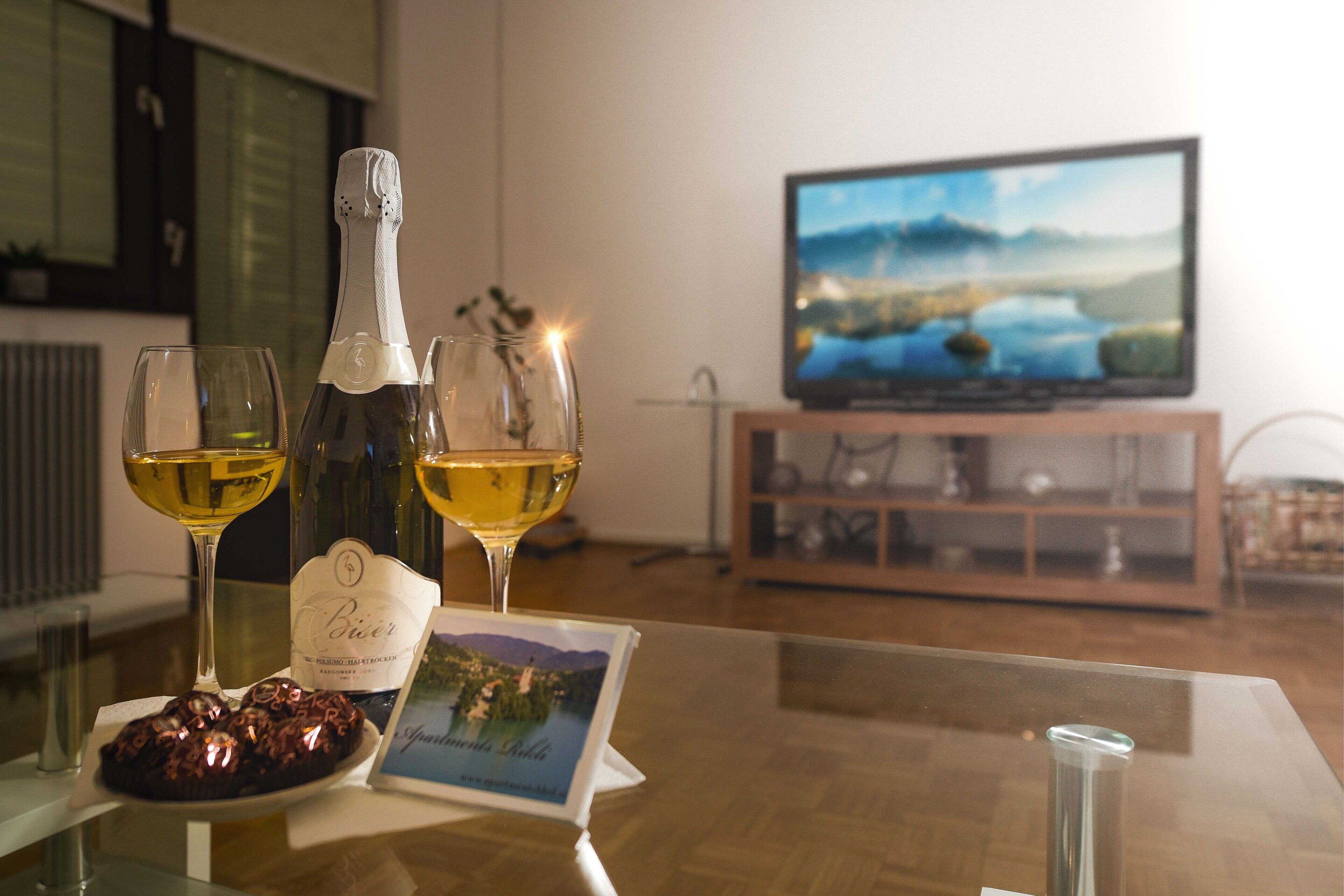 Lejlighed - 2 soveværelser | Stue | 42-tommers fladskærms-tv med kabelkanaler, LCD-tv