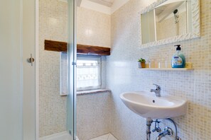 House, 3 Bedrooms | Bathroom - Especially charm stone house with a pool (Marcana)