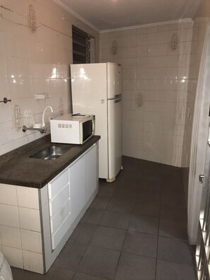 Micro-ondas, cafeteira/chaleira, talheres/pratos/utensílios de cozinha