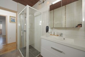 Superior Apartment | Bathroom | Shower, hair dryer, slippers, towels - Apartments Rikli Rodine near Bled (Žirovnica)