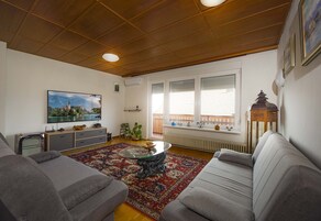 Apartamento superior | Baño | Ducha, secador de pelo, zapatillas y toallas