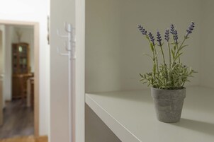 Apartamento superior | Zona de estar | Televisión de pantalla plana de 74 pulgadas con canales por cable