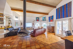 Een televisie, een tafeltennistafel, boeken en een stereo