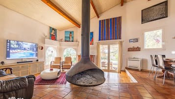 Télévision, table de tennis de table, livres, chaîne hi-fi