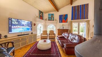 Télévision, table de tennis de table, livres, chaîne hi-fi