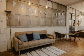 TV - Charming Industrial Apartment Madrid (Madrid)