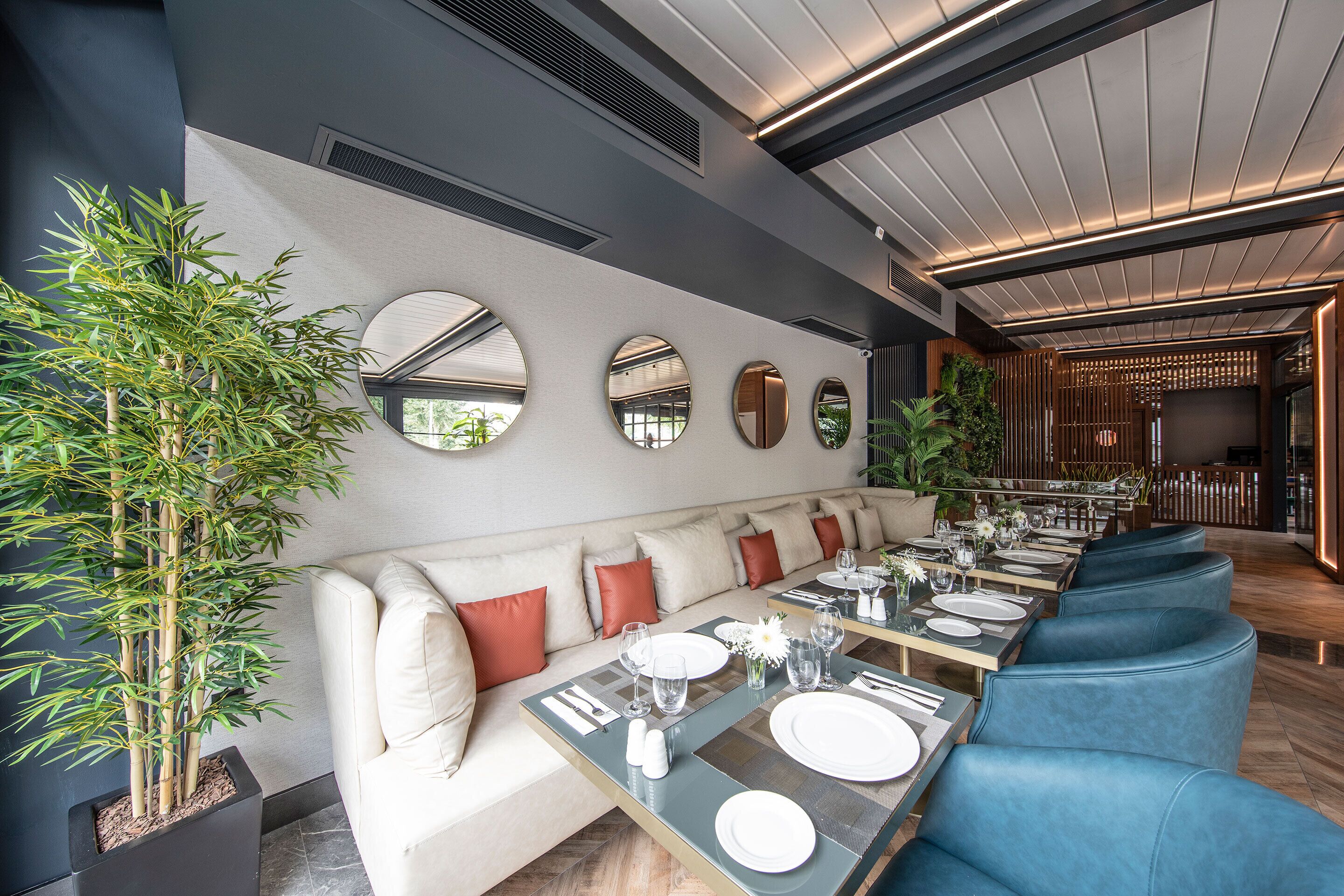 Ze serveren er ontbijt, lunch en diner 