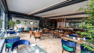 Petit déjeuner, déjeuner et dßner servis sur place, vue sur le jardin