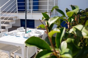 Outdoor dining - BLUE HOUSE, 300 METERS FROM THE "MALDIVES OF SALENTO" BEACH (Marina di Pescoluse)