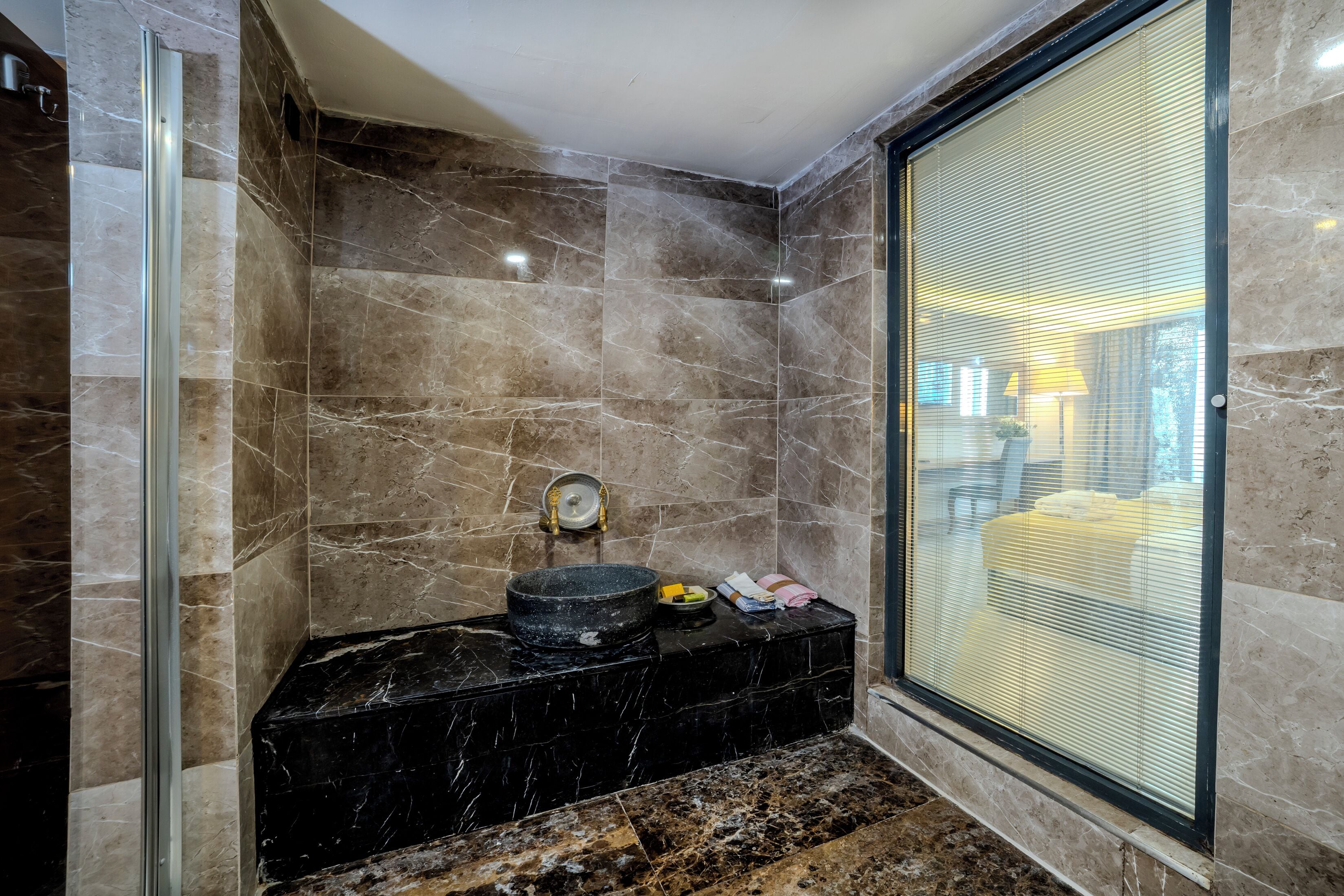 shower, hydromassage showerhead, free toiletries, hair dryer