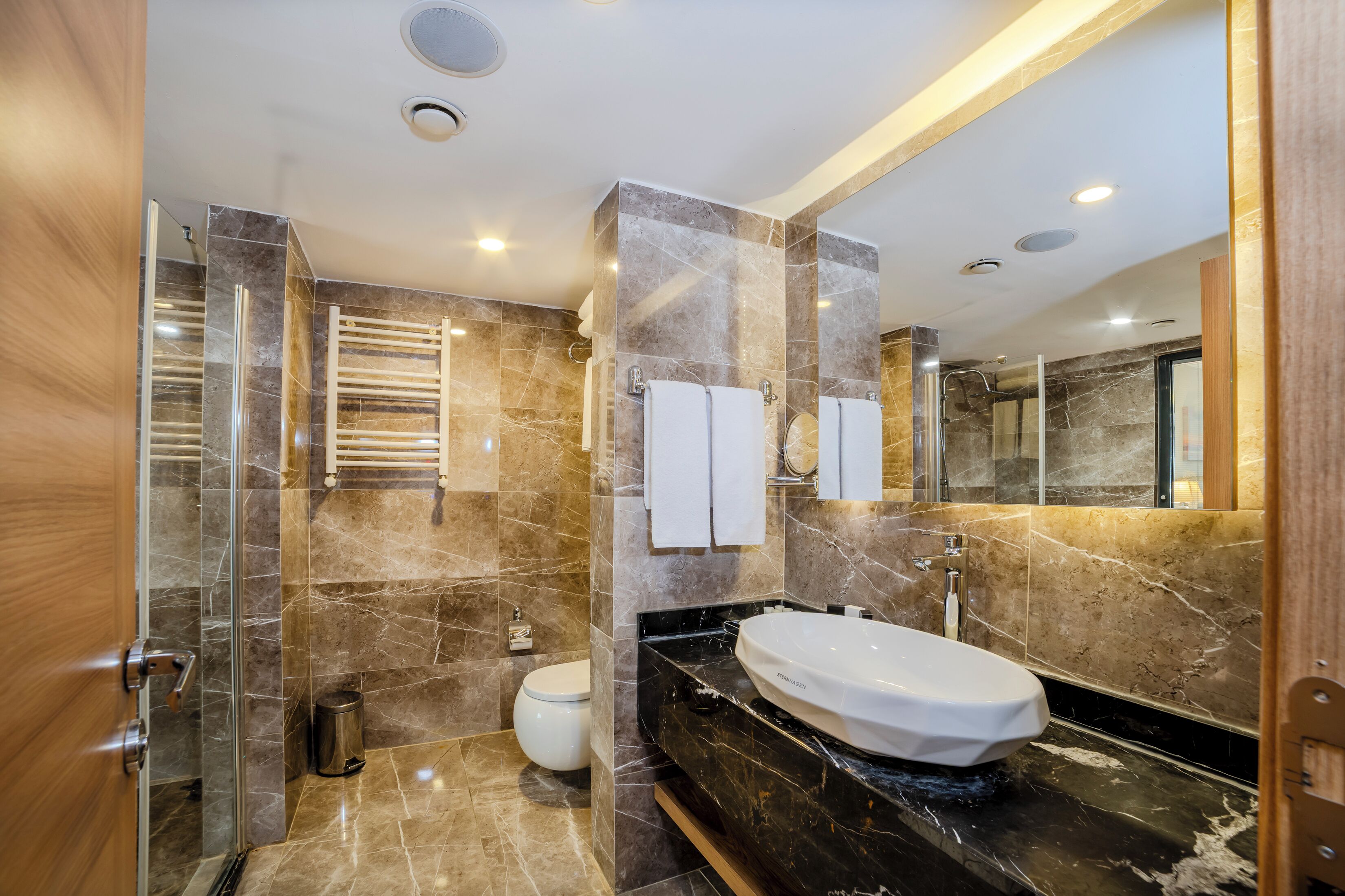 shower, hydromassage showerhead, free toiletries, hair dryer