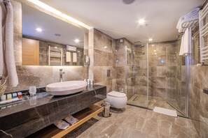 Ropa de cama de alta calidad y minibar 