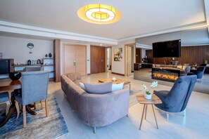 Suite Grand | Zona de estar | Una televisión LCD