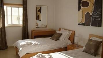 2 chambres, coffres-forts dans les chambres, fer et planche Ă repasser