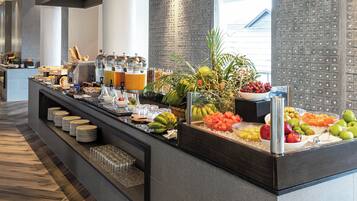 อาหารเช้าแบบบุฟเฟ่ต์ทุกวัน (THB 600 ต่อคน)