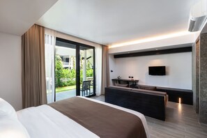 Minibar, caja de seguridad en la habitación y escritorio 