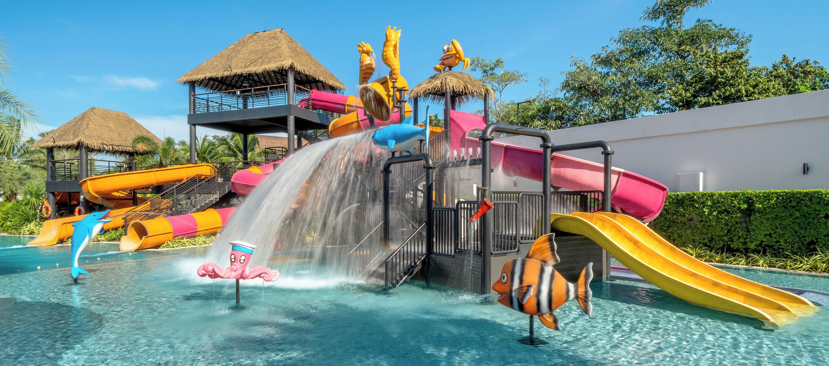 Parque acuático con toboganes y piscina.