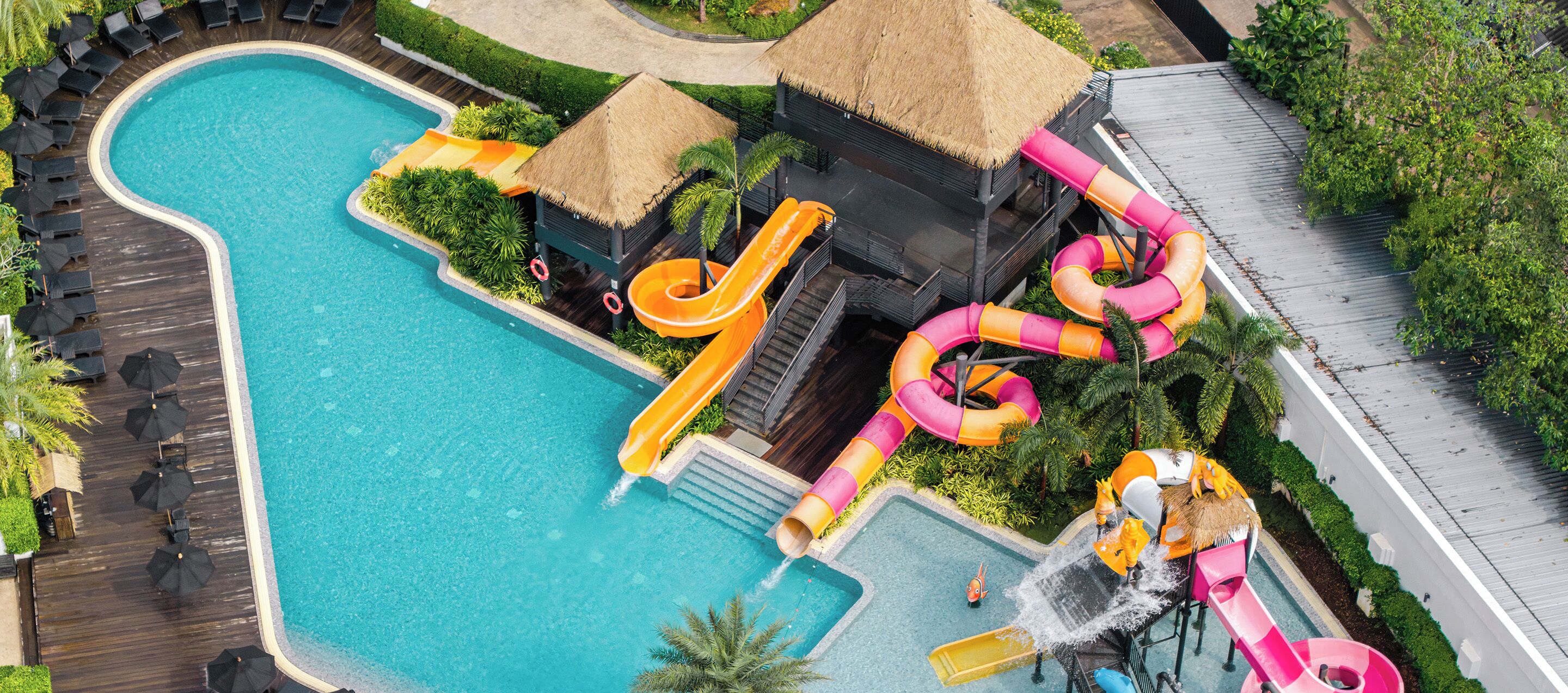 Ein Schwimmbad mit Rutsche und Wasserspielplatz.