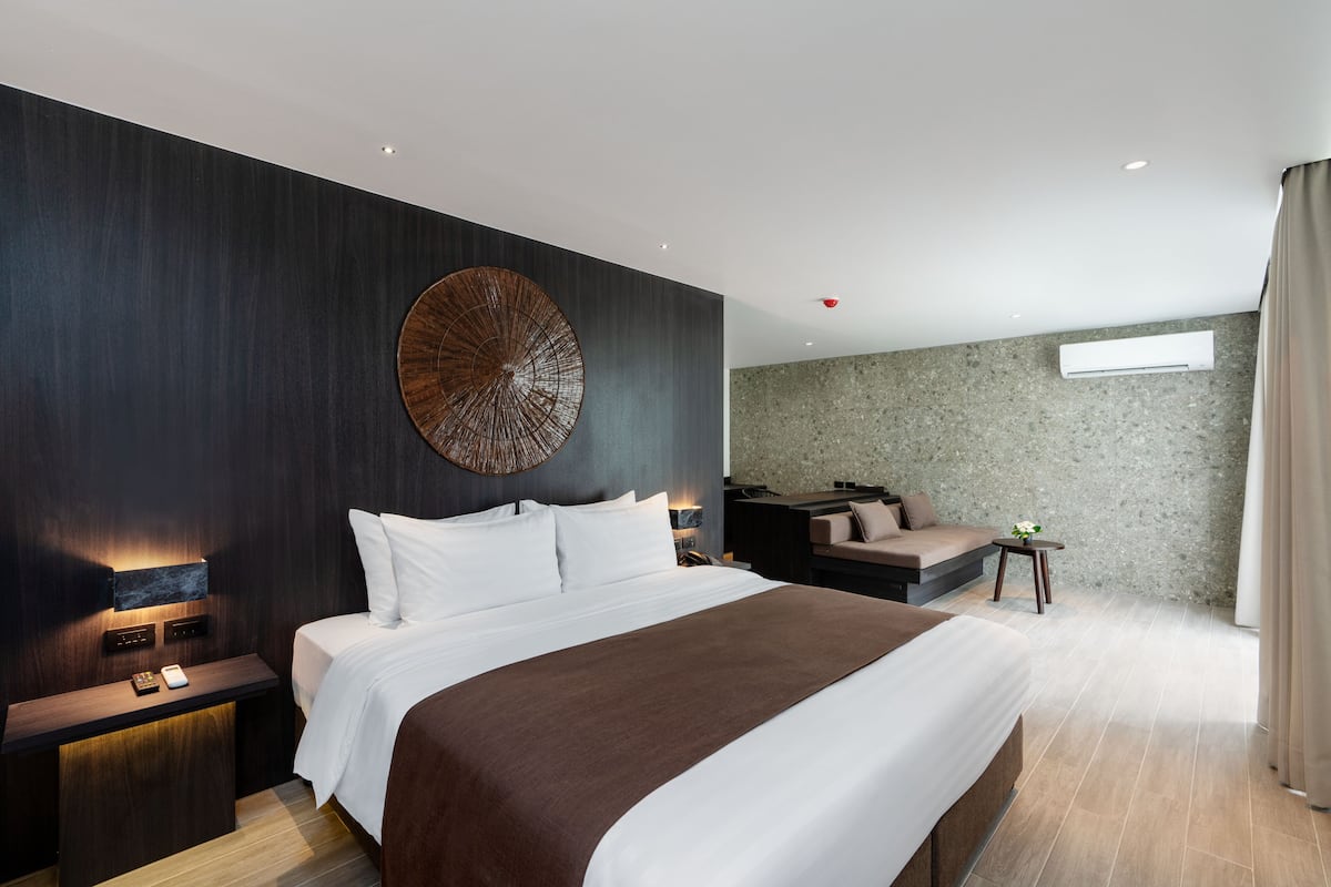 Family Room | 1 bedroom, minibar, in-room safe, desk