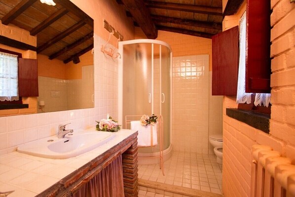 Douche, sèche-cheveux, bidet, serviettes fournies