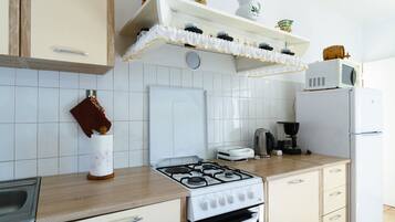 House | Private kitchen | Full-size fridge, microwave, oven, dishwasher