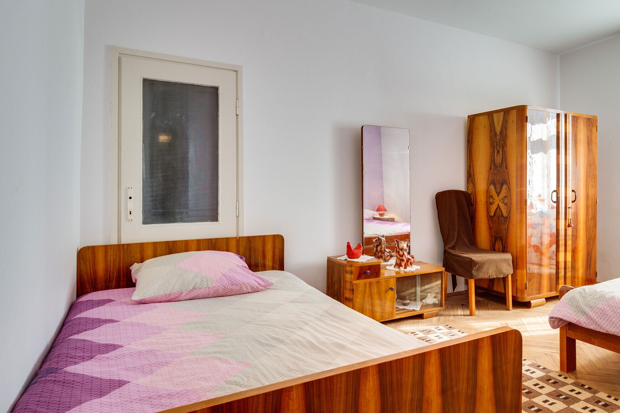 2 عدّة غرف نوم وبديكورات فريدة لكل غرفة وطراز فريد لكل وحدة