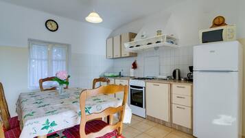 House | Private kitchen | Full-size fridge, microwave, oven, dishwasher