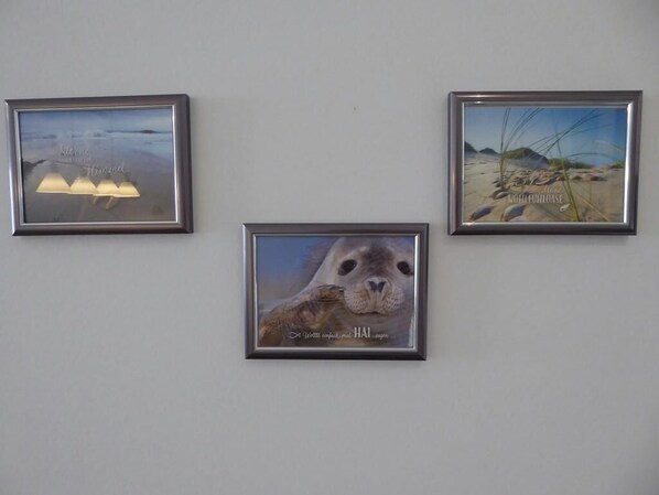 Three framed artworks on a wall. - Nordsee Park Dangast, Apartment Deichperle OG with loggia (55 qm) (Dangast)