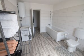 Villa, piscine privée | Salle de bain | Baignoire et douche séparées, séchoir à cheveux, serviettes fournies