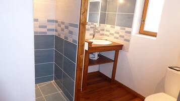 Serviettes fournies, papier toilette