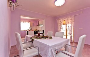 Biệt thự | Khu v  ực ăn uống tại phòng