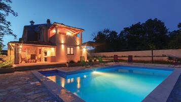 Outdoor pool, pool umbrellas, sun loungers