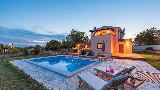 A modern house with a swimming pool, lounge chairs, and a well-maintained garden. - Lovely Villa Ana (Svetvincenat)