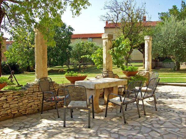 Terrace/patio - Lovely Apartment No.1 in Liznjan (Liznjan)