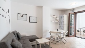 Appartement, 2 chambres | Aire de séjour | Téléviseur ACL de 21 po avec télévision numérique, téléviseur
