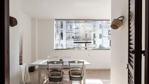 Appartement, 2 chambres | Repas dans la chambre