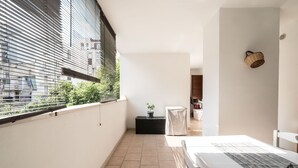 Appartement, 2 chambres | Aire de séjour | Téléviseur ACL de 21 po avec télévision numérique, téléviseur