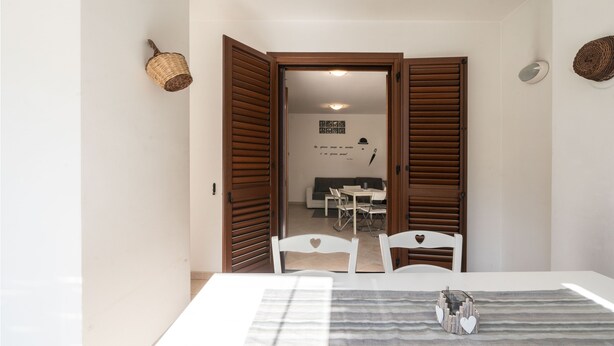 Appartement, 2 chambres | Aire de séjour | Téléviseur ACL de 21 po avec télévision numérique, téléviseur