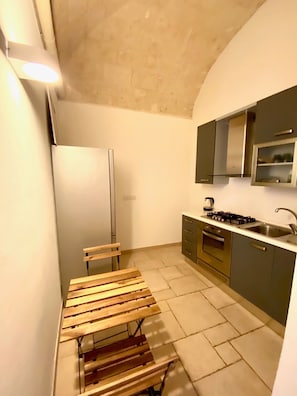 Refrigerador con freezer, horno, placa de cocina, lavavajillas