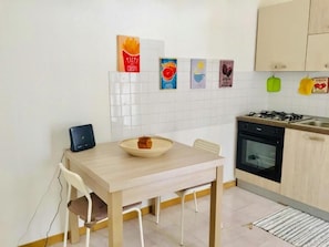 Apartamento, 2 quartos | Opções para refeição no quarto