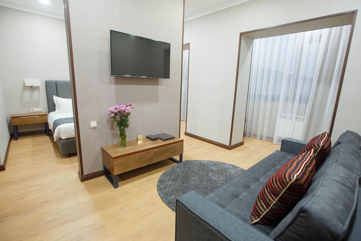 1 bedroom, Egyptian cotton sheets, premium bedding, minibar